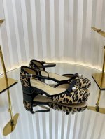 迪奥 Dior 2025春夏高定系列新款 Ballet 标志性电绣藤格纹低跟芭蕾舞女鞋 Cd字母Logo珍珠扣粗跟蝴蝶结凉鞋 材质 进口金属羊皮 环保藤格纹粗花