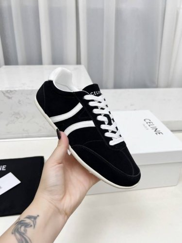 赛琳情侣款35-45Jogger Triomphe标志牛皮革 牛皮绒面革低帮系带运动鞋！Jogger以极简鞋型点晴日常穿搭兼具柔美与率性 简约百搭轻便舒适 面料