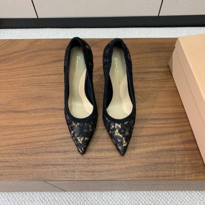 Gianvit* Ross* 蕾丝高跟单鞋 本季蕾丝搭配高跟也太美了吧 若隐若现的性感 真是绝绝子 仙女必备 婚礼 宴会女神首选 鞋面采用原版定制蕾丝 羊皮内里