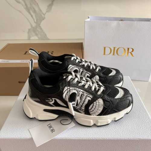 DIOR 迪奥 情侣款Chrono 运动鞋 这款 Dior Chrono 运动鞋以 Dior 的高订风格重新演绎跑步鞋。网面搭配皮革效果镶片，两侧的 CD 标志