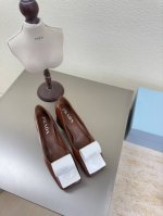 卷舌设计 方头单鞋 印胶 Logo 单鞋 Prada 方圆跟 4.5 Cm 简约设计 搭配三角标 Logo 的设计和简约的线条 很有格调 简单纯粹得色调 原版开