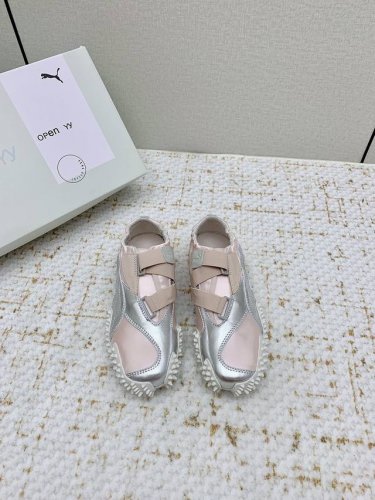 出厂 高版本 彪马 Puma 的最新联名 25Vs春夏爆款系列 拼色休闲芭蕾舞鞋 这双Puma Mostro Power & Grace，简直是春日穿搭的“氛围