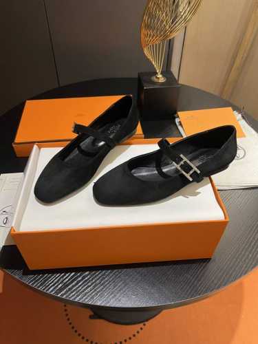 HERMES 爱马仕2024新款芭蕾舞鞋，小牛皮玛丽珍鞋，搭配漆艺镀钯Hapi鞋扣，打造时尚摩登造型！面料：进口小牛皮， 内里垫脚：混种羊皮里，意大利真皮大底！