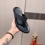 拖鞋: 新款: 厂价 芬Fend* 系列拖鞋顶级代购男士 专柜同步发售，意大利进口原版精选牛皮，做工考究， ，鞋底： 超舒适 原厂特供原版底，独家双层活动成型底