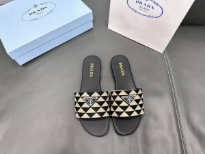 橙子出厂价 Prada 普拉达春夏新款 复古刺绣平底拖鞋 一字带拖鞋 沙滩凉拖 码数：35-42