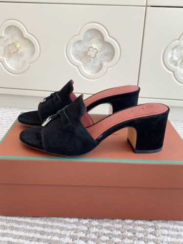 平底 粗跟 代购级 Loro piana Summer Charms Ser LP女士凉鞋拖鞋产品详情：这款绒面羊皮革凉鞋搭配饰有Loro Piana My C