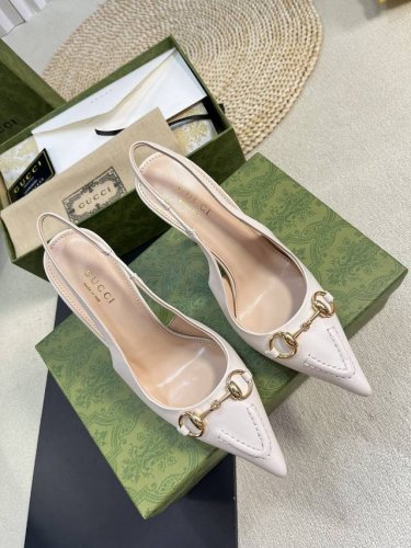Gucci 24Ss春夏新款 G家尖头马衔扣V型系列 经典再现 简约设计高雅品质 鞋面以羊皮双G布材料匠心打造 鞋面缀饰亮眼的经典马衔扣 后带着釆用松紧带设计