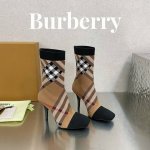 价格p： 博柏利最新独家推出方头细跟格纹弹力针织袜长靴 Burberry博柏利英国奢侈品牌，典藏米色，原版1:1复制，贴身弹力针织式及膝靴，设计圆形靴头粗跟，装