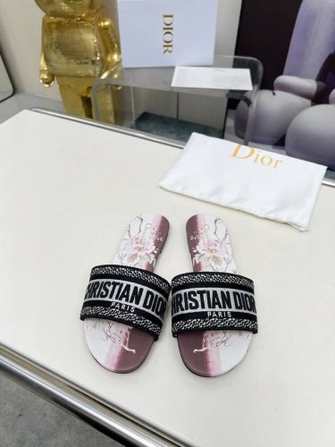 cd迪奥女士老花刺绣皮底拖鞋 克里斯丁迪奥一直是华丽与高雅的代名词 在时尚殿堂一直是雄踞顶端 特別值得一提的是 鞋底绣花图案 再現Chrstian Dior珍愛