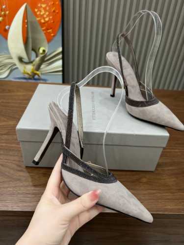 BrunelloCucinelli 。时尚高跟凉鞋上新款了。面料：进口羊绒。内里羊皮，纯铜珠链，上脚美观大方，百分百原版开发。原版包装，码数35 －42。35
