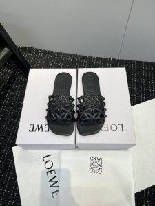出厂： Loewe 罗意威春夏新品petal Anagram 露趾镂空 拖鞋 疯狂种草简约设计感觉更干净优雅 让你念念不忘 颜色也很耐看漂亮，上脚瞬间气质十足气