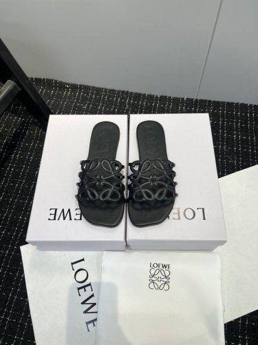 出厂： Loewe 罗意威春夏新品petal Anagram 露趾镂空 拖鞋 疯狂种草简约设计感觉更干净优雅 让你念念不忘 颜色也很耐看漂亮，上脚瞬间气质十足气