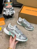 顶级版本：情侣款 Lv 路易威登L家 驴牌 最新Olympia系列 情侣款 银角大王 休闲 运动鞋 跑鞋 本款 Lv Olympia 运动鞋融合网格面料与金属质