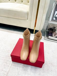 工厂P皮底 橡胶底 年华伦天奴Valentino秋冬重磅推出女士Vlogotype小牛皮靴女靴绝绝，秋天总新的单品你值拥有，复古热风方头设计，一脚蹬切尔西，穿搭