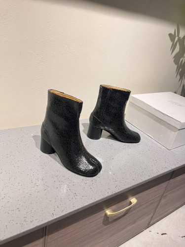 Maisonmargiela MM6马吉拉经典分趾靴系列！ 代购版本！辨识度极高，舒适度满分，不会过时的决绝子单品； 搭配各种风格都可轻松驾驭 小短腿的福音 上