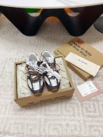 出厂网面 全皮面 超火爆 超绝 缪缪Miumiu+New Balance新百伦联名款 2025新款 阿甘鞋 德训鞋 复古时尚 简约高级 随意搭配 上脚非常轻便舒