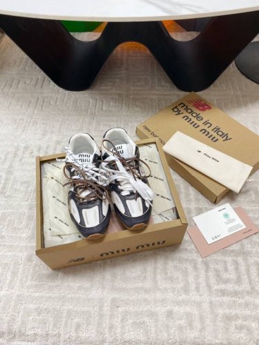 出厂网面 全皮面 超火爆 超绝 缪缪Miumiu+New Balance新百伦联名款 2025新款 阿甘鞋 德训鞋 复古时尚 简约高级 随意搭配 上脚非常轻便舒