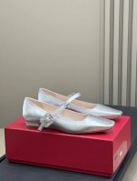 高品质 Roger Vivier Ss25 Mew Arrival～ Rv 2025春夏玛丽珍新品 俏皮减龄又不失高级感，富家千金即视感 鞋面漆皮， 内里小羊皮