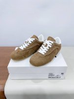 Price： P350 Immi 25早春新款德训休闲运动鞋 小众潮牌 爆全网的德训鞋，简单时尚 潮流感十足，轻松塑造出时髦的少女风 鞋面：订制牛反绒面料 内里