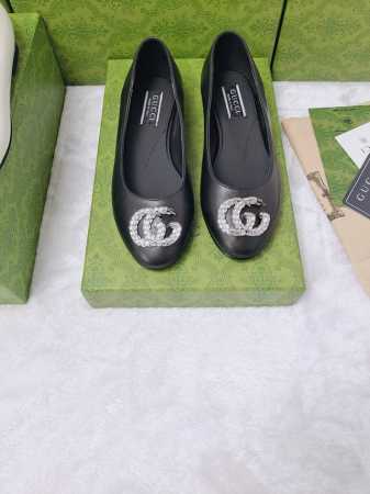 GucCi 饰水晶双G G造型配件为一系列女士鞋款注入摩登新韵。闪耀夺目的配件亮眼装点凉拖鞋和防水台浅口鞋等各式鞋款 凉鞋、单鞋同款 ，在彩色漆皮或金属质感皮革 - 点击图像关闭