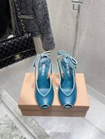 miumiu缪缪25春夏新款复古高跟鱼嘴凉鞋！春夏清新配色曲线优美，小猫跟后空凉鞋 日常穿搭都很搭鞋边有专属标识性Logo格调，上脚尽显优雅魅力！ 鞋面采用原版