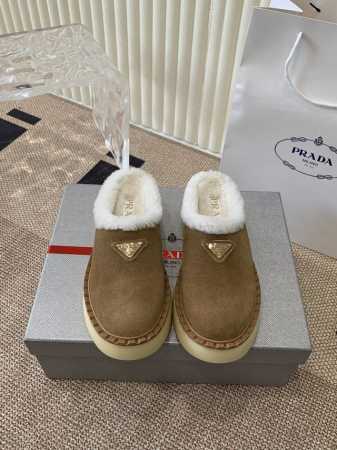 Prada 普拉达羊毛雪地鞋 24秋冬最新款雪地靴！羊毛领口上下呼应设计！勾勒出普拉达品牌logo 凸显高端大气！采用澳洲进口羊皮毛内里，冬季保暖效果超赞 码数 - 点击图像关闭