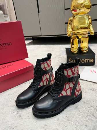 Valentino 华伦天奴秋冬新款女靴 顶级版本 上脚舒适百搭显瘦 高品质材质 原版大v扣 原版帆布不是市面上普通布料 鞋面全部采用高档头层粒面牛皮 进口牛里 - 点击图像关闭