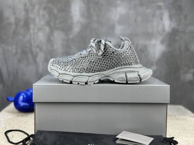 現貨 镶钻版联名phantom Sneaker 官方同步 全新3Xl十代潮流跑鞋 增加全新设计 在延续 Tra Trainer 户外轮廓和复杂鞋面结构的同时，新