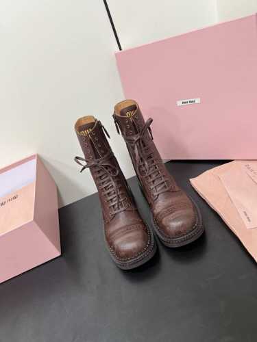 高版本 Miu Miu 24秋冬走秀款 美德拉焦糖 机车风复古长靴 短靴 靴筒调节皮扣设计，酷飒帅气 朋克风 骑士靴 性感粗狂 妥妥的工业风 重金属摇滚风.复古