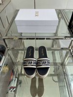 Dior 迪奥 25Ss 春夏新款 Ivieta Dway 渔夫一字拖鞋 Cd字母Logo立体刺绣厚底圆头露趾拖鞋 原版开发市面顶级版本 脚感柔软细腻 舒适度极