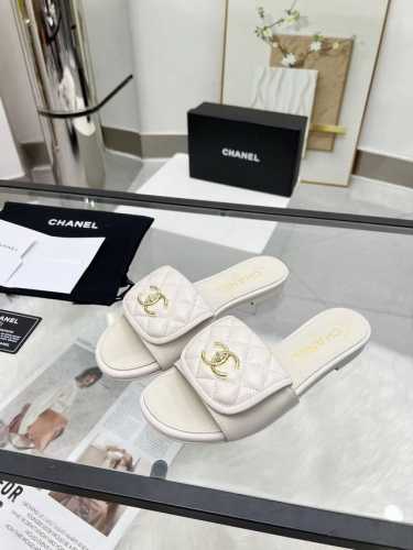 CHANEL 25早春新品 拖鞋火爆上市！黑色、米白、杏色、粉色、黑色真丝绒、酒红真丝绒35-43。像胶底