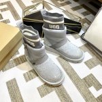 UGG P: 女款Size:35-40 UGG新款雪地靴，UGG袜筒烫钻雪地靴Bling Bling系列 ，鞋面采用进口、防冻裂进口漆皮。鞋筒采用独特的毛线，保