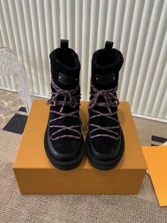 Louis Vuitton Q人新款同步毛毛雪地靴 意大利进口高丝光绒面牛皮十油腊牛皮压花工艺，全羊皮毛一体内里尼尼，完全国比 口尼尼，公鞋底：特供原版生胶防滑 - 点击图像关闭