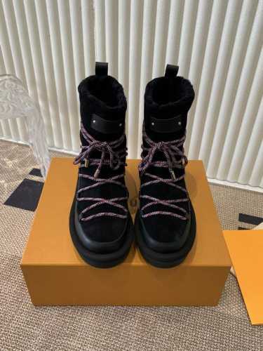 Louis Vuitton Q人新款同步毛毛雪地靴 意大利进口高丝光绒面牛皮十油腊牛皮压花工艺，全羊皮毛一体内里尼尼，完全国比 口尼尼，公鞋底：特供原版生胶防滑