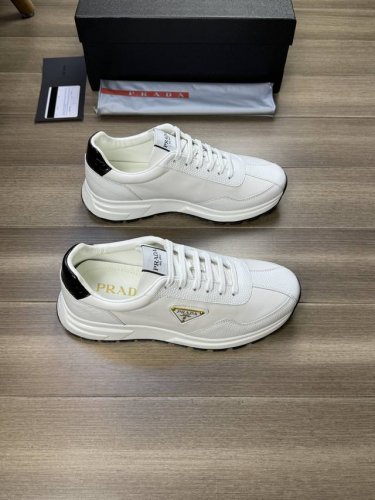 Prada 普拉达 -高端品质 原单 -鞋面：进口纳帕小牛皮、摔纹小牛皮、鞋身品牌金属扣件 -内里：水染牛皮 -大底：超轻tpu发泡 橡胶；双色成型大底 -超高