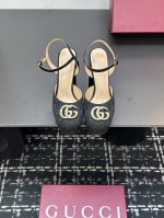 gucc* 经典春夏走秀马衔扣 老花坡跟厚底凉鞋 G家在体现高级感这块 总让人大写的服气 看起来蛮简单的款式 但上脚就莫名很高阶 非常性感 让你轻松搭配尽显各种
