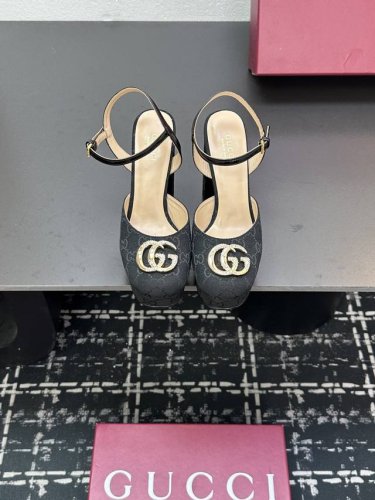 gucc* 经典春夏走秀马衔扣 老花坡跟厚底凉鞋 G家在体现高级感这块 总让人大写的服气 看起来蛮简单的款式 但上脚就莫名很高阶 非常性感 让你轻松搭配尽显各种