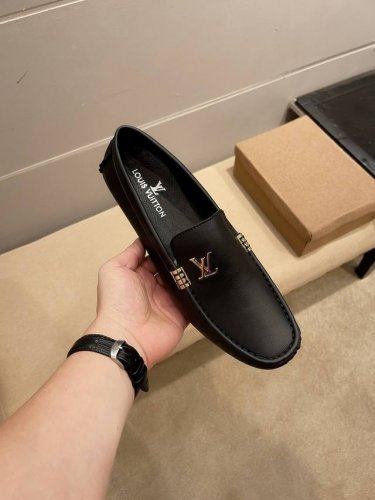 实价 ，品牌Lv，官方旗舰店新款，腾空出世，惊艳全场 不一样的品质，不一样的高贵。鞋面西班牙进口牛漆皮，头层吸汗透气猪皮里，穿着舒适...独特时尚 现香港中环置