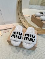 工厂批 miumiu 24B新款毛毛拖鞋！ 这款毛拖真的是真太可爱了～ 柔软蓬松的毛毛，舒服暖脚 增高显腿长 秋冬搭配袜子休闲又慵懒 上脚真的好看又时髦 进口羊