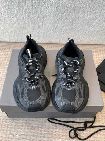 Balenciaga X Under Armour 安德玛3XL联名 情侣款 运动鞋休闲鞋这款运动鞋是巴黎世家和安德玛强强联合，运动品牌和时尚产品携手打造时尚出 - 点击图像关闭