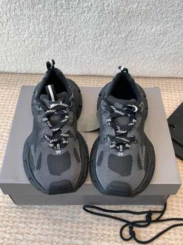 Balenciaga X Under Armour 安德玛3XL联名 情侣款 运动鞋休闲鞋这款运动鞋是巴黎世家和安德玛强强联合，运动品牌和时尚产品携手打造时尚出