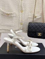 厂价 Chane*｜小香25C早春新品双C扣高跟凉鞋 香家的这款系列真的太美了 真的把女人的优雅知性气质表现的淋漓尽致！ 脚感舒适！上脚超级仙美又百搭！ 配一条