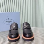 Prada**24aw新款乐福鞋 荔枝纹牛皮面里牛皮 橡胶底 这款鞋面搭配三角牌金属扣，中和了整个鞋子的气质，完全不会特别正式或者老气，有点俏皮感觉但完全不会甜