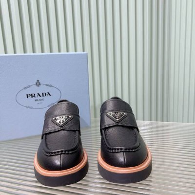 Prada**24aw新款乐福鞋 荔枝纹牛皮面里牛皮 橡胶底 这款鞋面搭配三角牌金属扣，中和了整个鞋子的气质，完全不会特别正式或者老气，有点俏皮感觉但完全不会甜