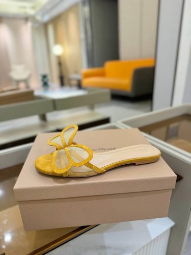 价格P： {拖鞋系} Gianvito Rossi 2025 这款高跟拖鞋 极简主义的 Elle、Gianvito Rossi 秉承了其传统意大利工艺，专注精巧