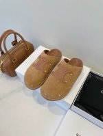 开启度假模式 Celine 赛琳 铆钉拖鞋 松弛感天花板 冷冽金属铆钉 碰撞出慵懒与叛逆交织的独特气质 经典 Triomphe 凯旋门 Logo 点缀鞋面 哑色
