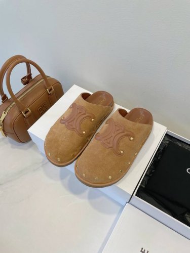 开启度假模式 Celine 赛琳 铆钉拖鞋 松弛感天花板 冷冽金属铆钉 碰撞出慵懒与叛逆交织的独特气质 经典 Triomphe 凯旋门 Logo 点缀鞋面 哑色