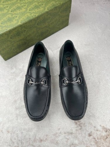 gucci 男士精品乐福鞋 焕新演绎马衔扣图案和乐福鞋 庆贺品牌两大经典设计问世70周年 该鞋款一直以来都是品牌的主打款式 无论时光流逝季节变迁 在钯金色调金属