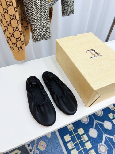 小众潮牌The Row “Canal” 平底松紧奶奶鞋乐福鞋第一眼看到这个鞋子就爱上了，带点复古味随意搭配都好看！各大网红博主都在穿它，整个鞋子非常柔软，好穿不