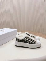 冬天来了~毛绒绒的dior运动鞋可以穿起来 Dior 迪奥 2024早春新品 经典厚底刺绣运动鞋，内里皮毛一体，兼具好看与保暖功能，Nice得很哦 增高效果也很